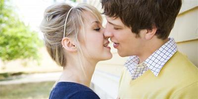相愛的人接吻什麼感覺 哪些情況會有親密接觸