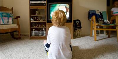 孩子愛看電視怎麼辦？看電視對孩子的影響有哪些？