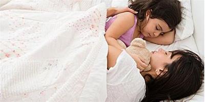 孩子分床睡的好處，如何鼓勵寶寶分床獨自睡覺？
