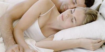 如果一個男人睡覺不願意抱你代表什麼？為你解析情感問題